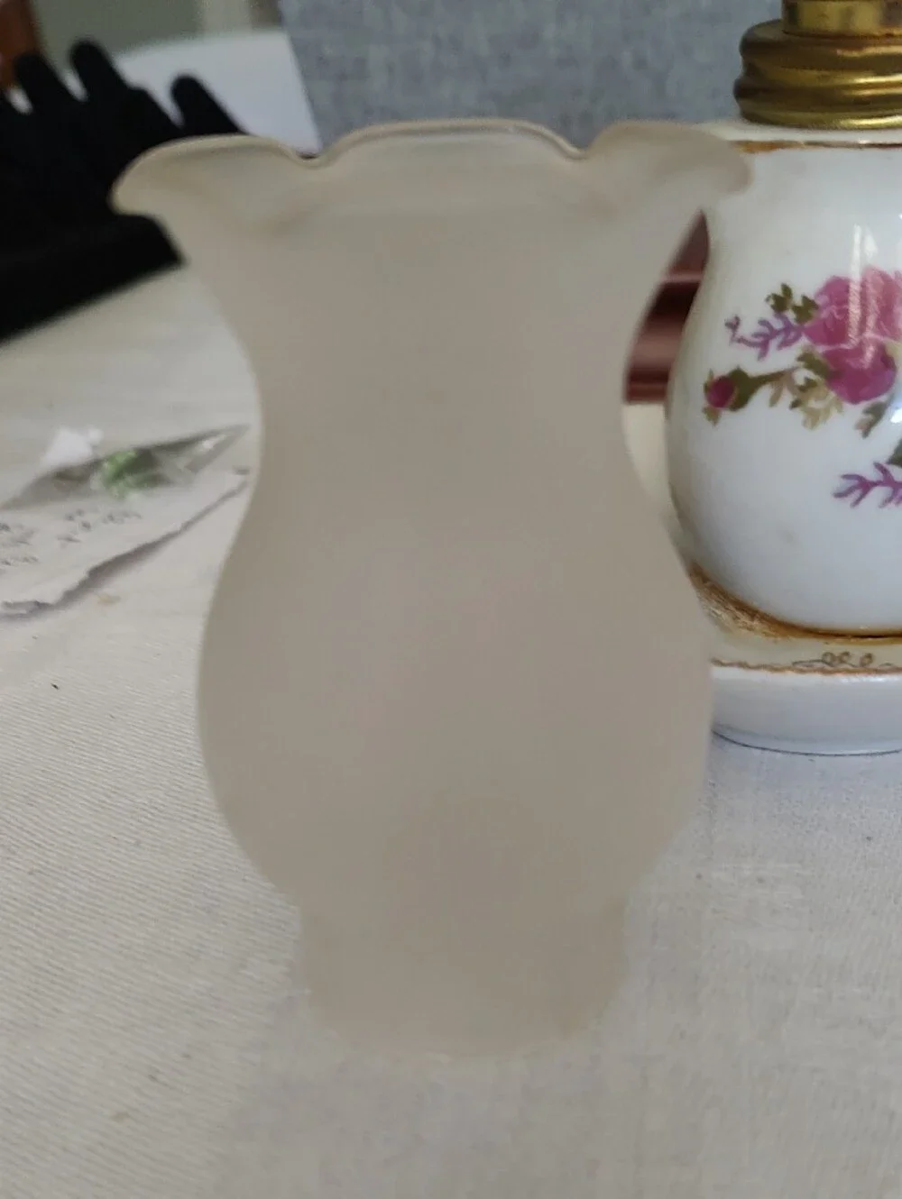 Vintage Floral Ceramic Oil Lamp with Frosted Glass Shade - White and Gold